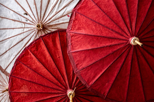 Paraguas de papel y bambú en color rojo y blanco
 - Foto, imagen