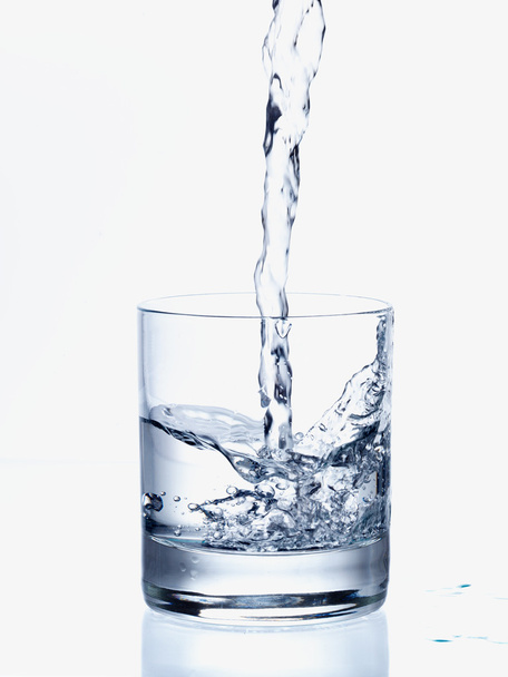stromende water in een glas - Foto, afbeelding