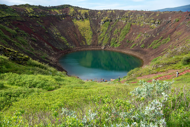 Keri vulkáni kráter tó, más néven Kerid vagy Kerith Izland déli területén a Golden Circle útvonal része. - Fotó, kép