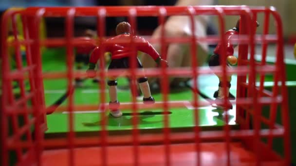 Stolik piłkarski, gra planszowa dla dzieci, zwolnionym tempie - Materiał filmowy, wideo