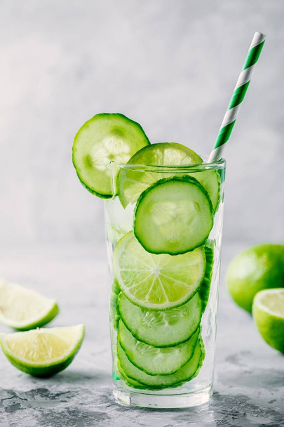 Geïnfundeerd detox water met komkommer en limoen.  - Foto, afbeelding