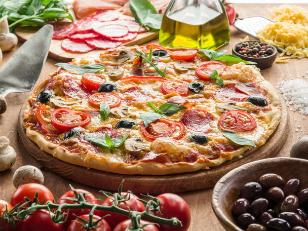 Pizza salami, champignons en tomaten. - Foto, afbeelding