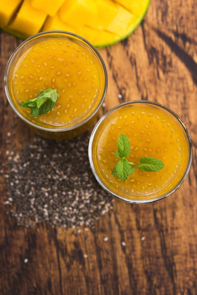 Свежий коктейль манго в стакане с семенами чиа - Фото, изображение