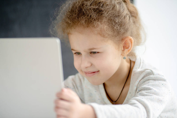A girl is studying a computer - Фото, изображение