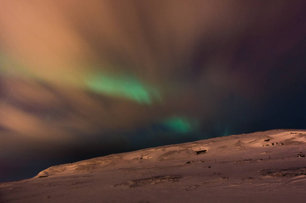 Unglaubliche Polarlichtaktivität über der Insel Ekkeroy - Foto, Bild