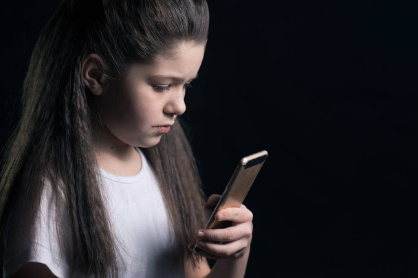 Triste adolescente con smartphone a casa
 - Foto, immagini