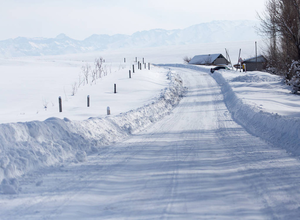 Дорога в снегу в предгорьях
 - Фото, изображение