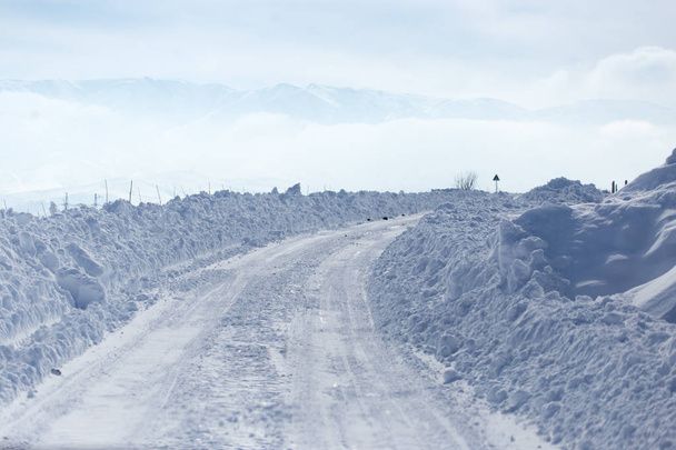Camino en la nieve en las estribaciones
 - Foto, imagen