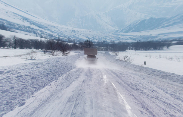 car on a snowy road - Foto, afbeelding