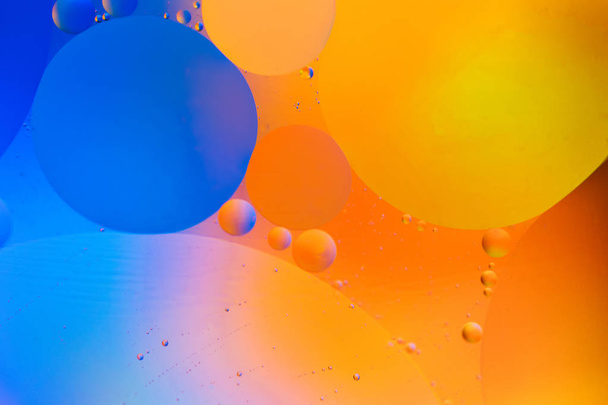 Oil drops in water on a coloured background - Foto, Bild