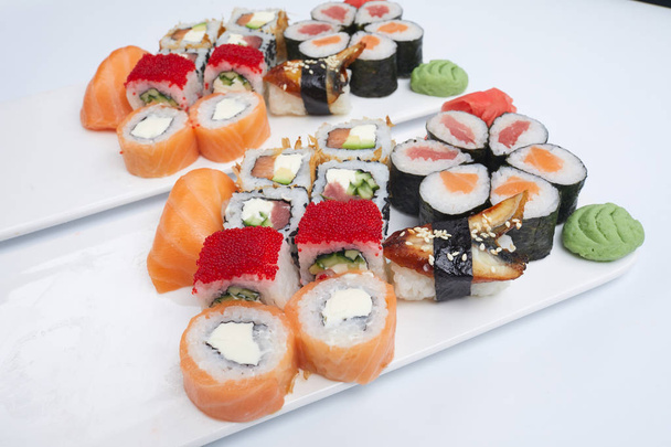 conjuntos de sushi tradicionales en platos blancos
 - Foto, Imagen