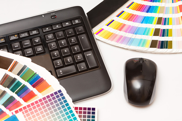 muestras de color y teclado de la computadora, ratón
 - Foto, imagen