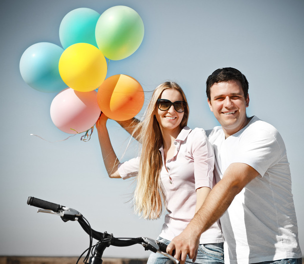 Feliz pareja sonriente con globos
 - Foto, Imagen