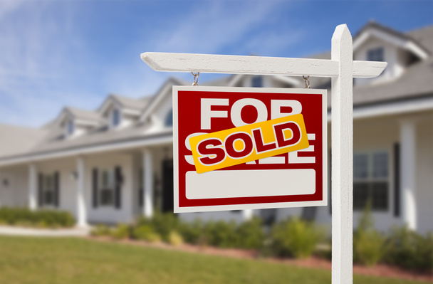 Продается знак и дом недвижимости
 - Фото, изображение
