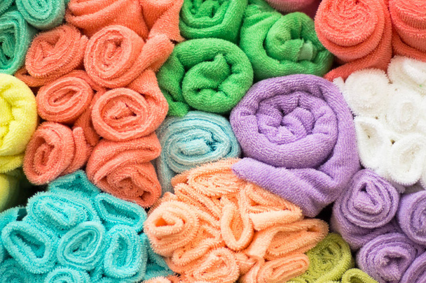 Asciugamani arrotolati di diversi colori. Mano, viso, asciugamano
. - Foto, immagini