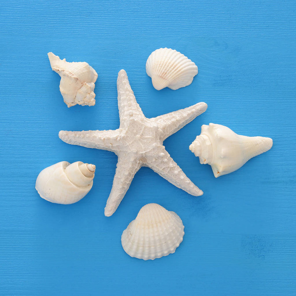 vacation and summer image with starfish and seashells over blue wooden background. - Foto, Bild