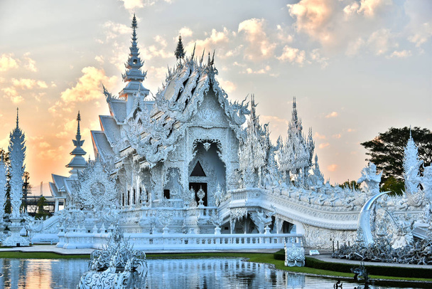 Wat Rong Khun of de witte tempel in Chiang Rai, Thailand - Foto, afbeelding