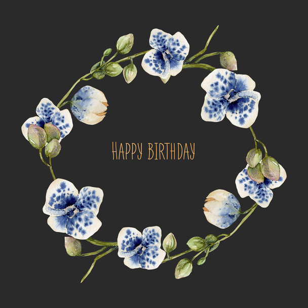 Grinalda de orquídeas manchadas de azul aquarela, pintada à mão em um fundo escuro, design de cartão de aniversário feliz
 - Foto, Imagem