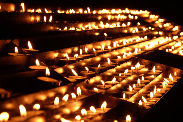 Aangestoken kaarsen op het altaar van onze-lieve-vrouw in de kathedraal van de Tenhemelopneming van Maria in Zagreb, Kroatië. - Foto, afbeelding