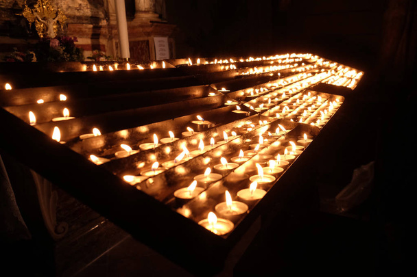 Our Lady Mary varsayım Zagrep, Hırvatistan katedral içinde sunak üzerinde yanan mumlar. - Fotoğraf, Görsel