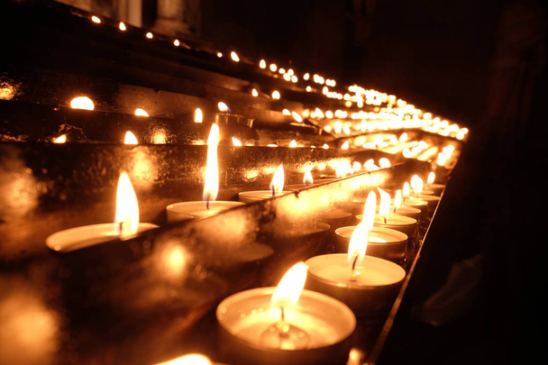 Encender velas en el altar de Nuestra Señora en la Catedral de la Asunción de María en Zagreb, Croacia
. - Foto, imagen