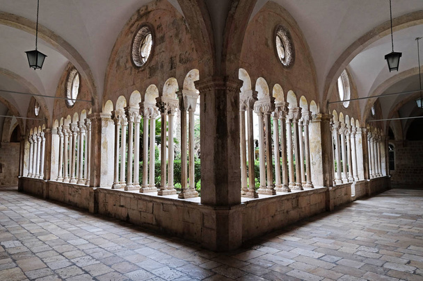 クロアチア、ドブロブニクのマイナーな修道士のフランシスコ会修道院の回廊. - 写真・画像