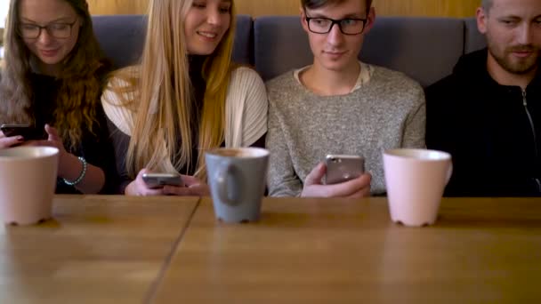 Ομάδα ανθρώπων που χρησιμοποιούν τα κινητά τηλέφωνα σε ένα καφέ αντί να επικοινωνούν μεταξύ τους - Πλάνα, βίντεο