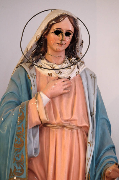 Szűz Mária szemét kiszúrták, miután korábban Szerbia és Montenegró hódítók által elpusztított, 1992. január 13. leégett Cilipi, Szent Miklós templom Cilipi, Horvátország - Fotó, kép
