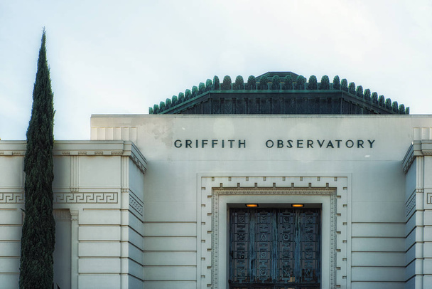 Los Angeles, CA, USA - 02 helmikuu 2018: Griffithin observatorion logo legendaarisen rakennuksen ja kuuluisan matkailukohteen sisäänkäynnillä
 - Valokuva, kuva