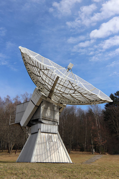 Ραδιοτηλεσκόπιο εστίαση στον ουρανό - Φωτογραφία, εικόνα