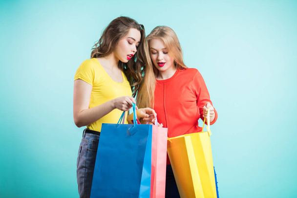 Happy friends shopping. Two beautiful young women enjoying shopping in the city. shopping, lifestyle concept - Фото, зображення