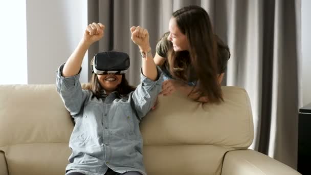 Kobieta, ciesząc się wirtualnej rzeczywistości z zestawem słuchawkowym Vr - Materiał filmowy, wideo