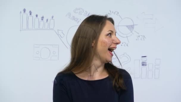 Γυναίκα διασκέδαση ανάμεσα σε διάφορα διαγράμματα ανάπτυξης, υπολογίζοντας τις προοπτικές για την επιτυχία σε μια υπηρεσία Σύγχρονη γυαλί - Πλάνα, βίντεο