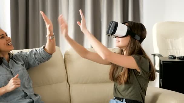 Εφηβικό κορίτσι με μια συσκευή VR στο δίπλα στη μεγαλύτερη αδελφή της - Πλάνα, βίντεο
