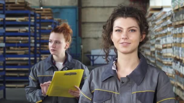 Szép, vidám, női gyári munkás mosolyog a kamerába - Felvétel, videó
