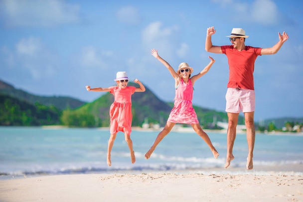 Отец и дети наслаждаются летними каникулами на пляже - Фото, изображение