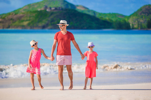 Padre e hijos disfrutando de vacaciones de verano en la playa - Foto, imagen