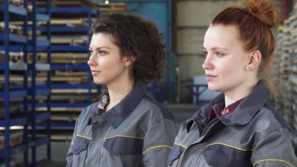 Kobiet inżynierów noszenie ochronnej budowlani uśmiechając się do kamery  - Materiał filmowy, wideo