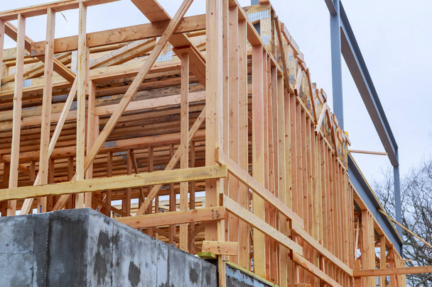 Les planches de bois sont prêtes à être utilisées dans la construction d'un toit
. - Photo, image