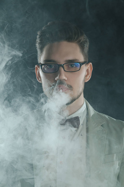 jovem empresário cara fuma cigarros eletrônicos
 - Foto, Imagem