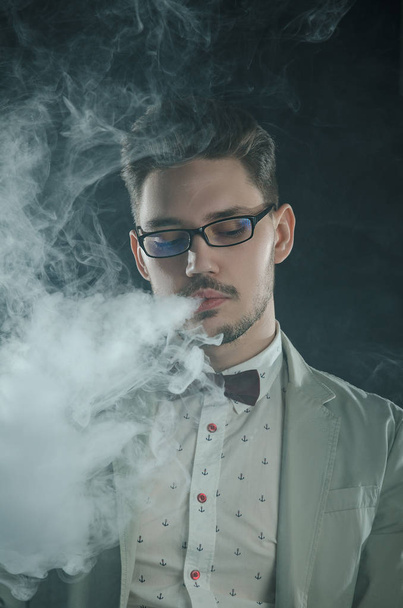 young businessman guy smokes electronic cigarettes - Foto, imagen