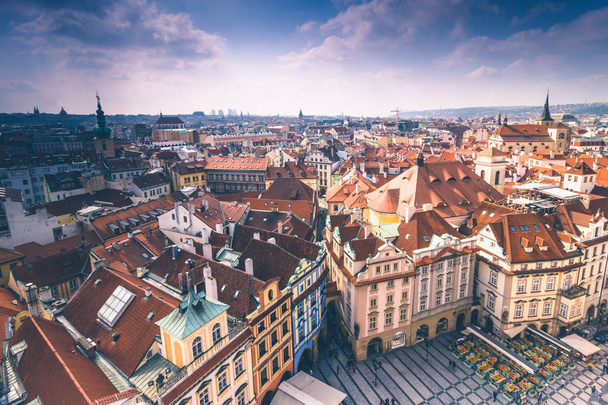 Vista panorámica de los tejados y cúpulas de Praga. República Checa. Europa. Imagen filtrada: efecto retro procesado en cruz
. - Foto, Imagen
