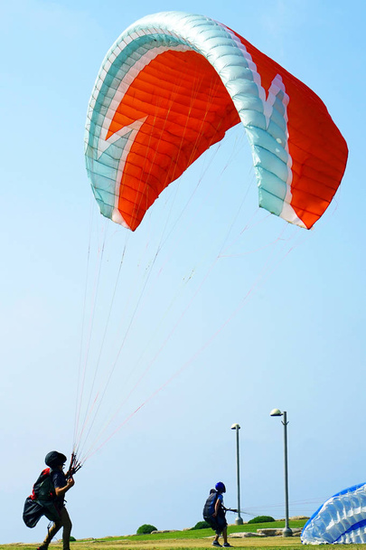 Opleiding met een parachute met een motor - Foto, afbeelding