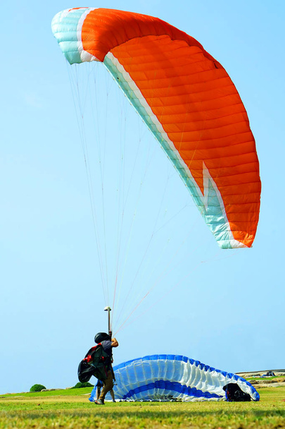 Тренування з парашутом з двигуном
 - Фото, зображення