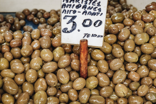 Контейнери з грецькі оливки і ціну - Фото, зображення