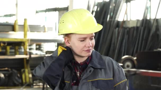 Cansada trabalhadora da fábrica tirando seu chapéu duro depois do trabalho
 - Filmagem, Vídeo