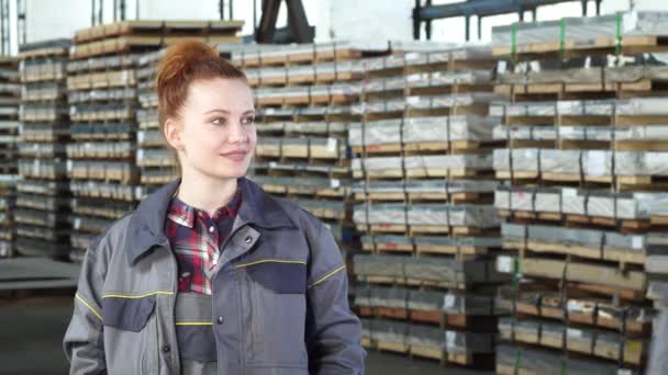 Krásné ženské tovární dělník obdrží bezpečnostní přilba od její kolegyně - Záběry, video