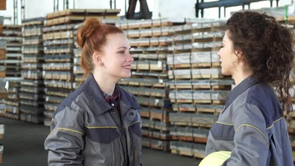 Młody szczęśliwy kobiece fabryki pracowników wysoki fiving w magazynie - Materiał filmowy, wideo