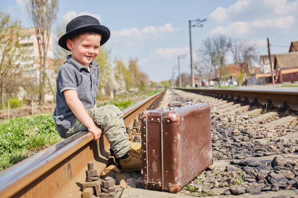 Petit garçon avec valise
 - Photo, image