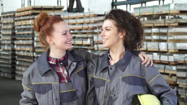 Δύο εργαζόμενοι ευτυχισμένη γυναίκα εργοστάσιο Αγκαλιάζοντας προβολή αντίχειρες επάνω κατά την αποθήκευση - Πλάνα, βίντεο